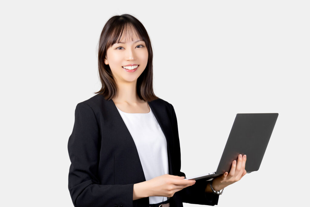 パソコンを持つ女性