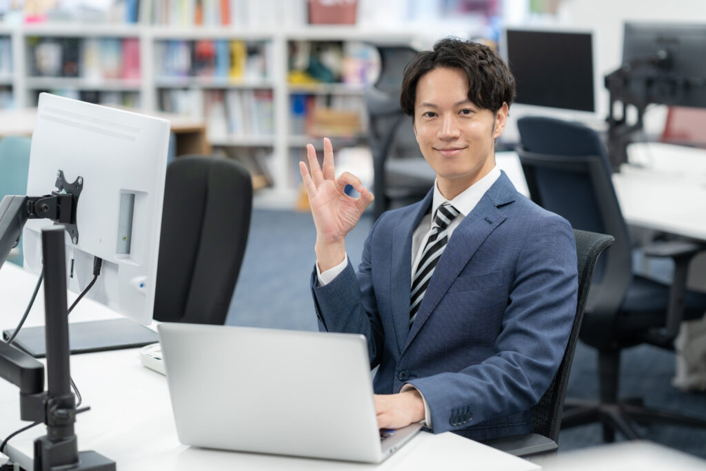 オフィスで仕事をする若いビジネスマン