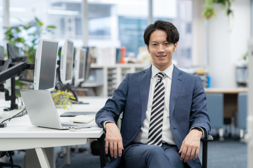 オフィスで仕事をする若いビジネスマン