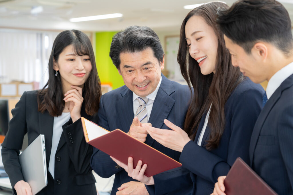 オフィスで仕事をする男女のビジネスマン