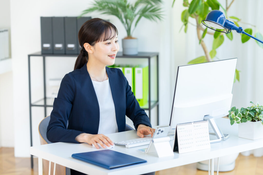 オフィスで働くビジネスウーマン