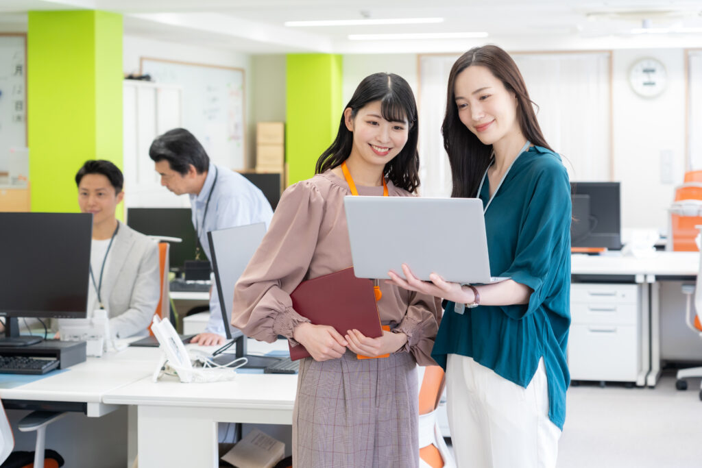 オフィスで働く男女のエンジニア