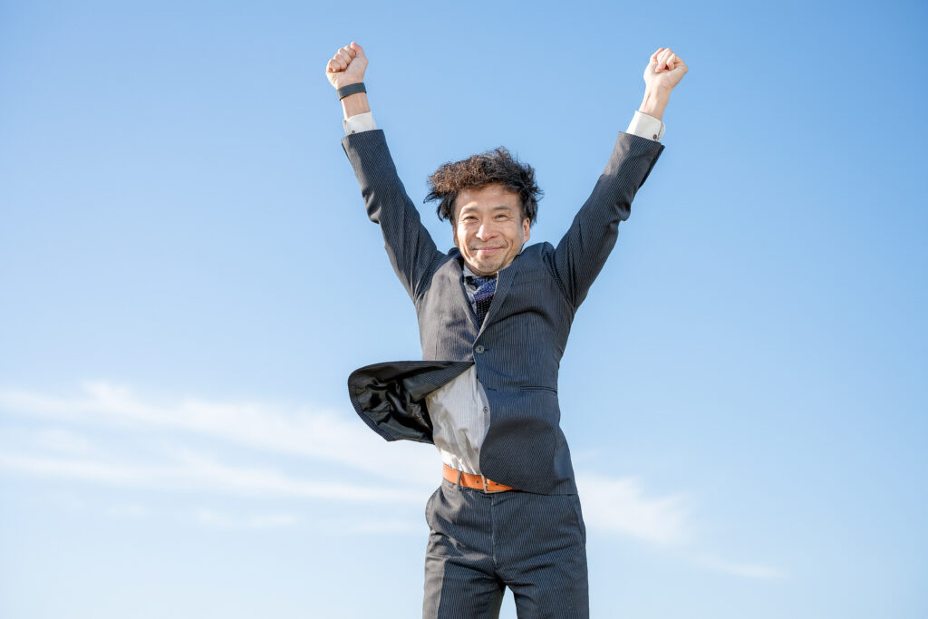 ジャンプするビジネスマン