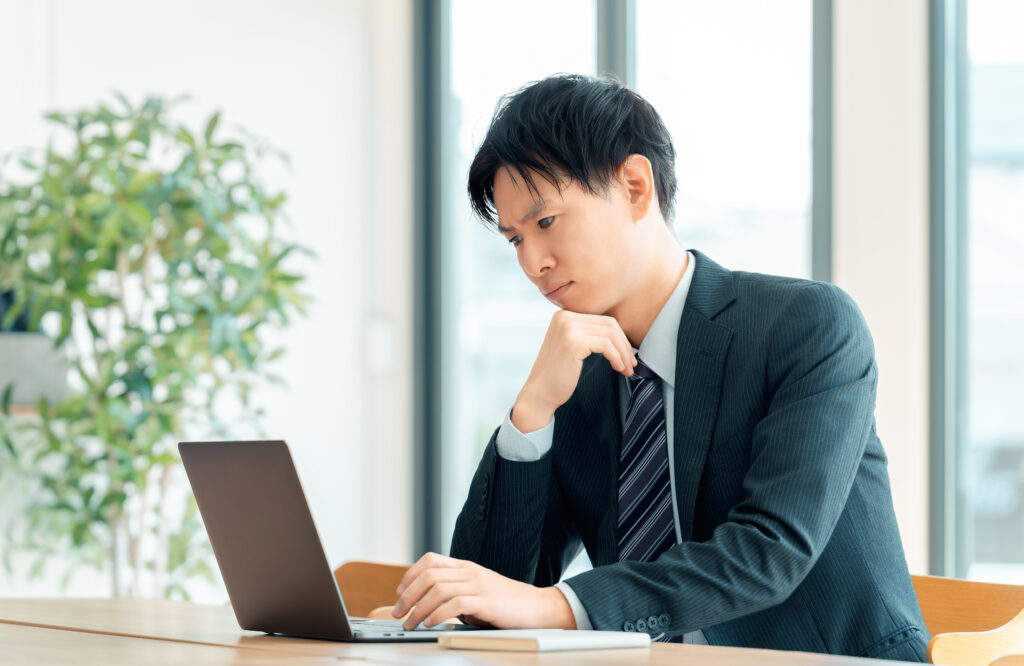 悩む男性ビジネスマン