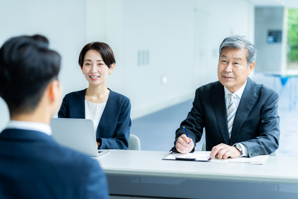 オフィスで面談するビジネスパーソン