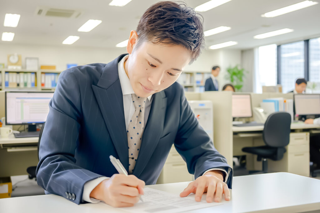 書き込むビジネスマン