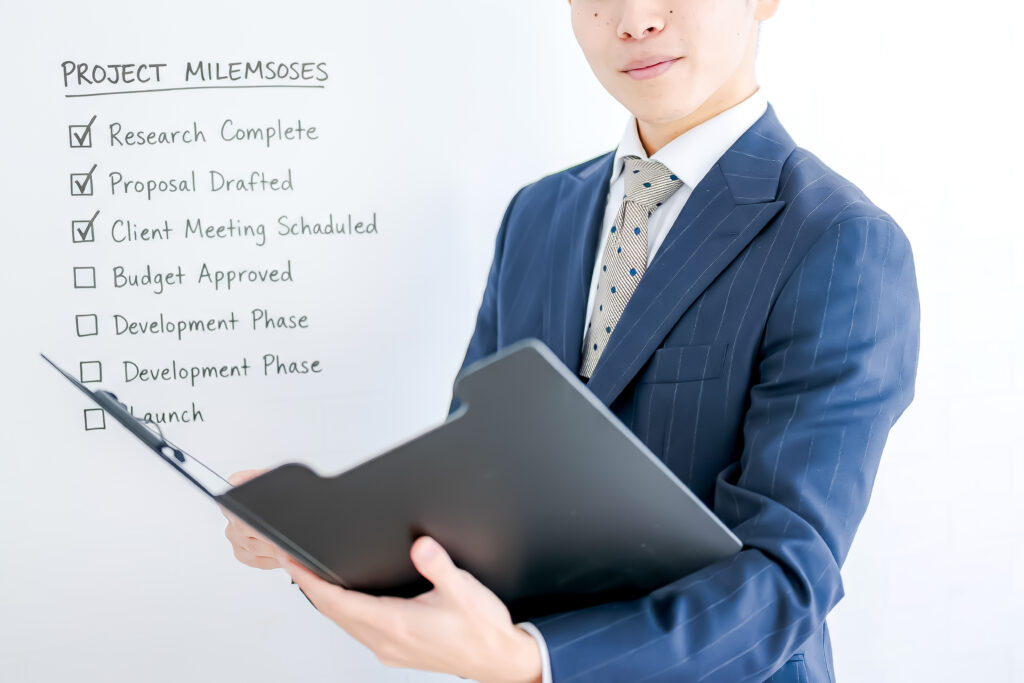 チェックするビジネスマン