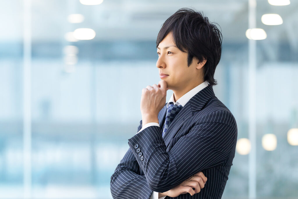 考える男性
