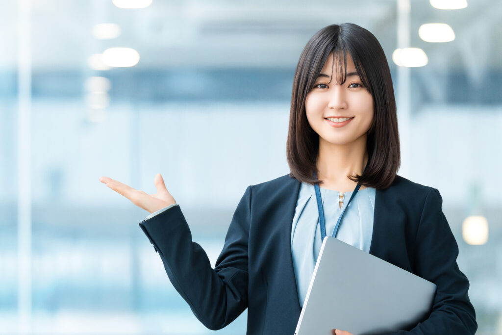 手で案内をする女性