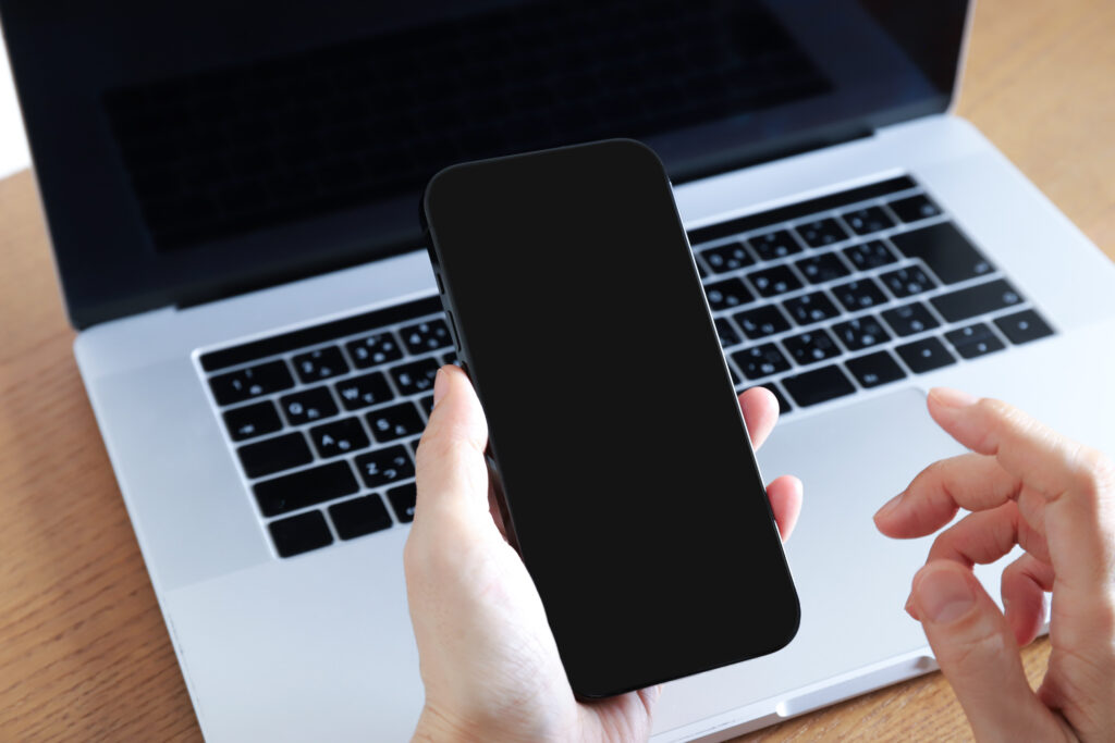 スマホとパソコンを操作する女性