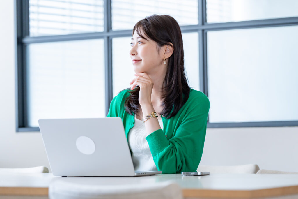 明るい室内で仕事をする女性