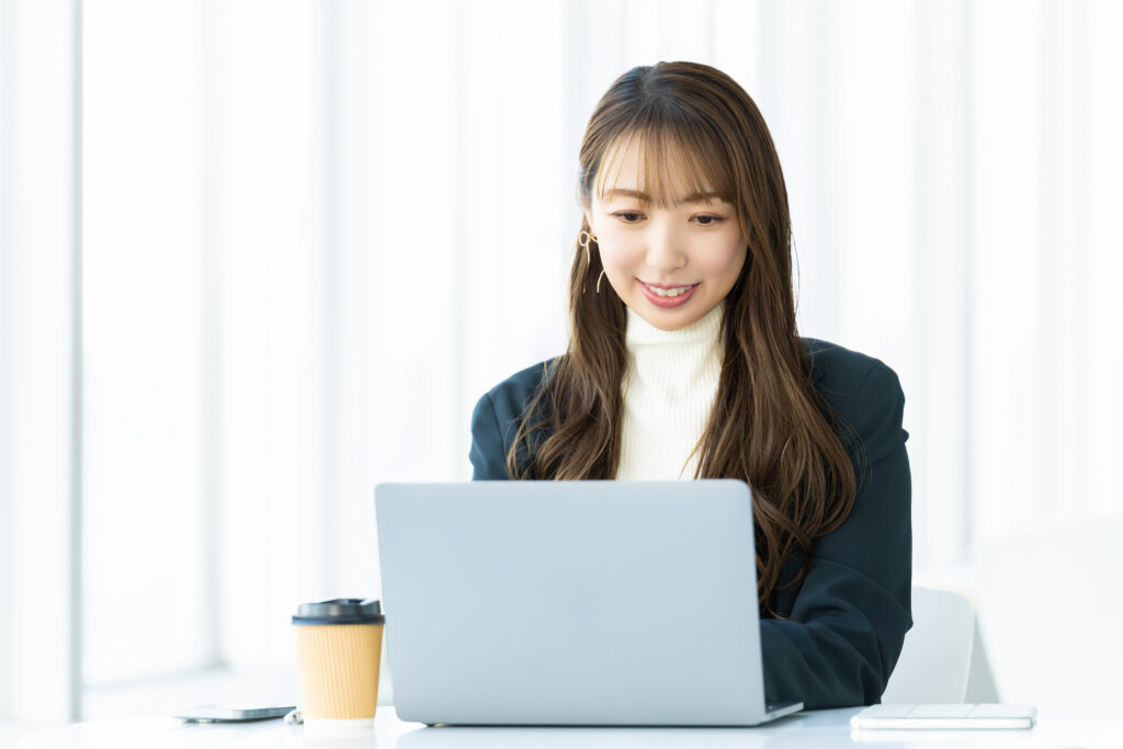 パソコンを使う女性