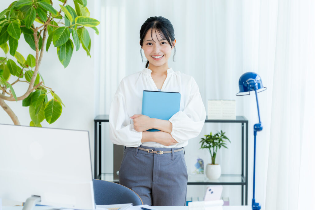 オフィスで働くビジネスウーマン