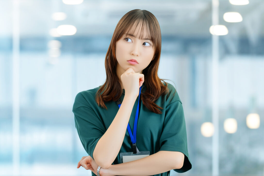 考えごとをする女性