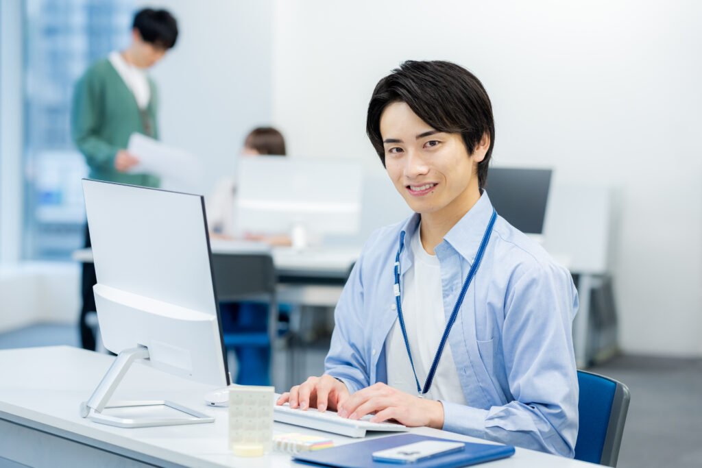 オフィスで働くビジネスマン