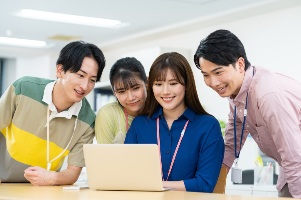 オフィスで働く若いエンジニア