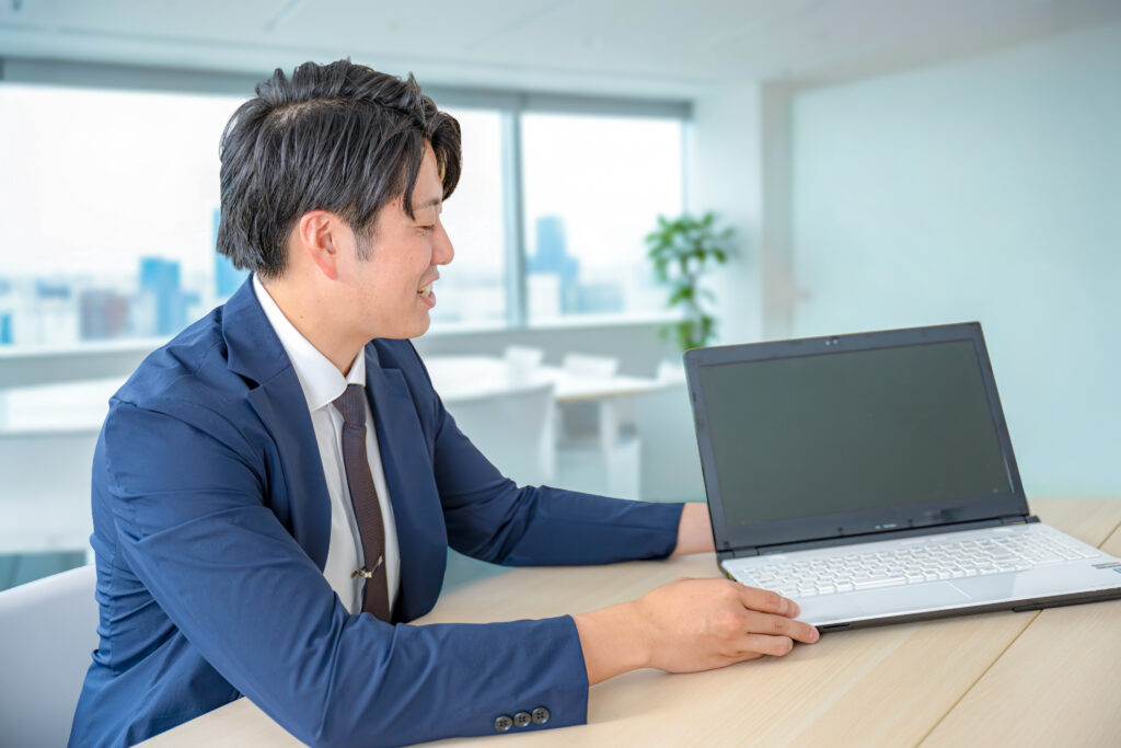 説明するビジネスマン