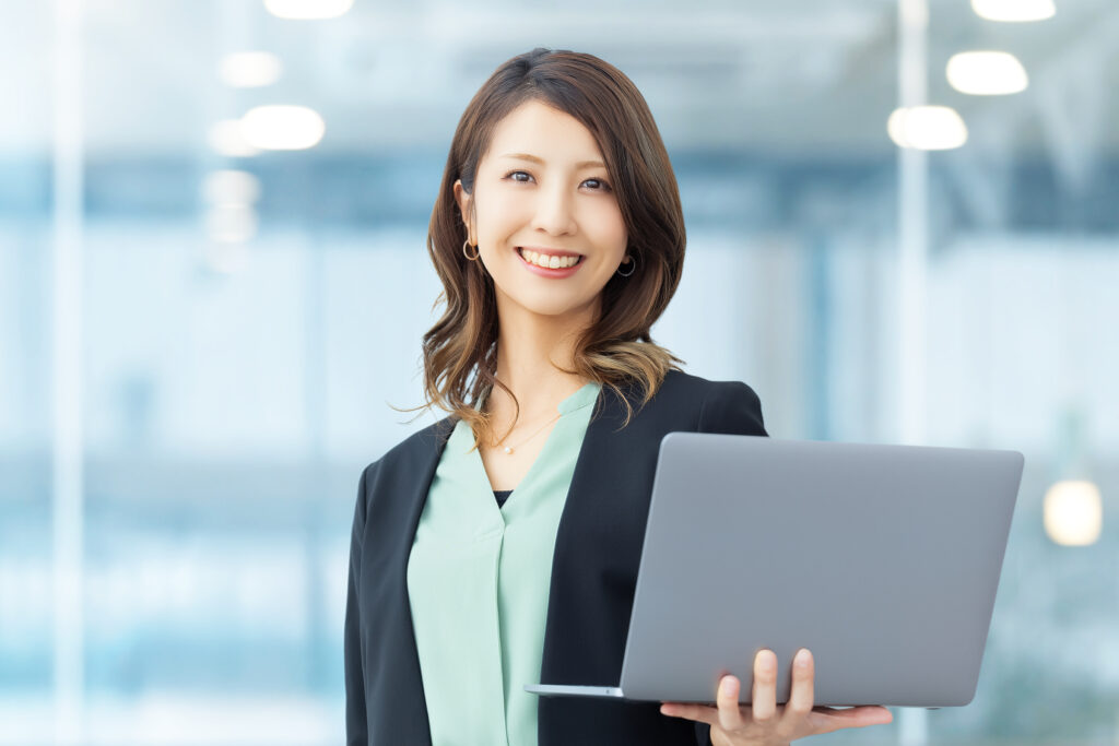 パソコンを持つ女性