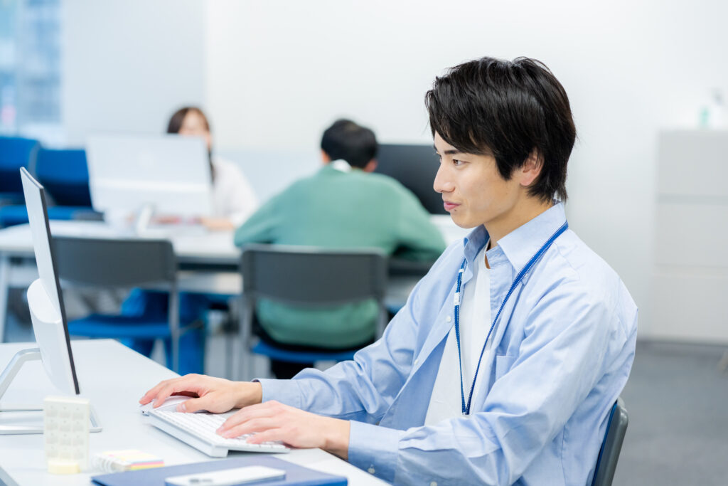 オフィスで働く若いビジネスマン