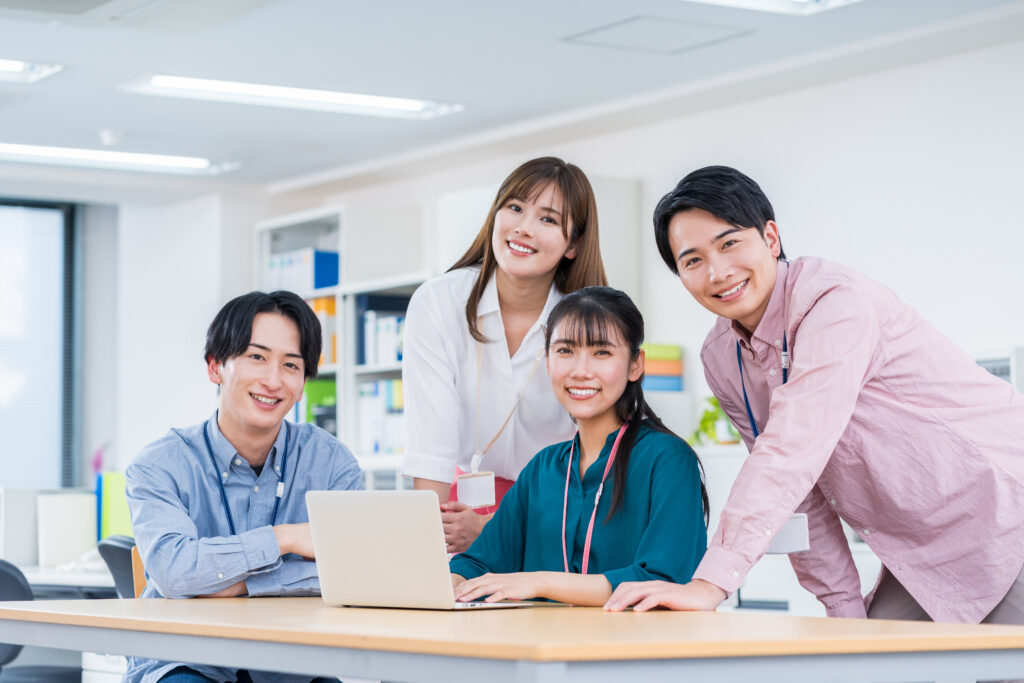 オフィスで働く若いビジネスマン