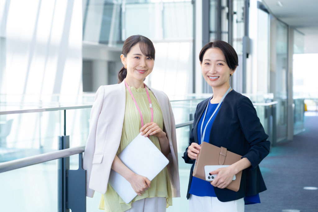 オフィスで仕事をするビジネスウーマン