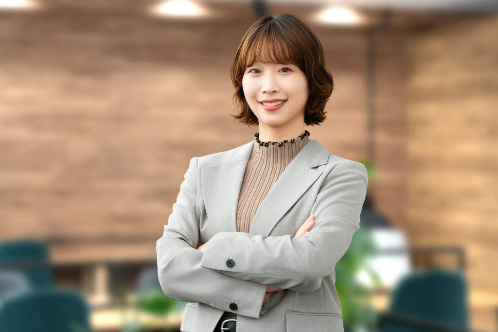 腕を組んで微笑む女性