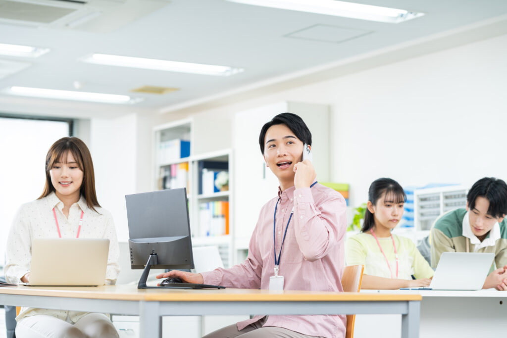 オフィスで電話するエンジニア