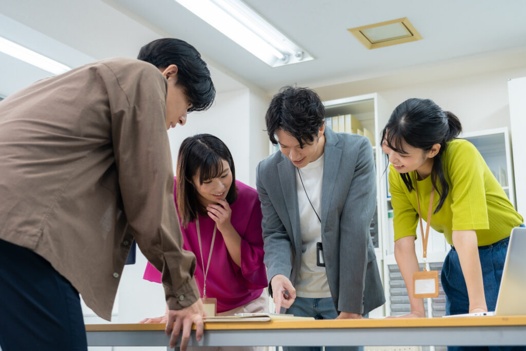 オフィスで会議