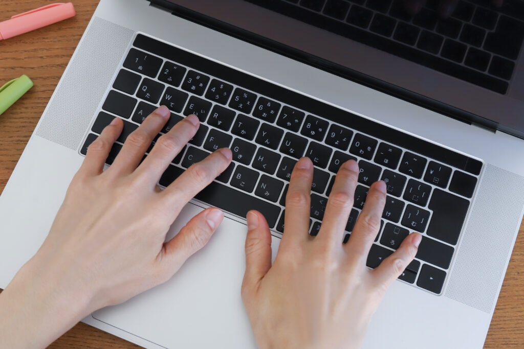 ノートパソコンを使う手元
