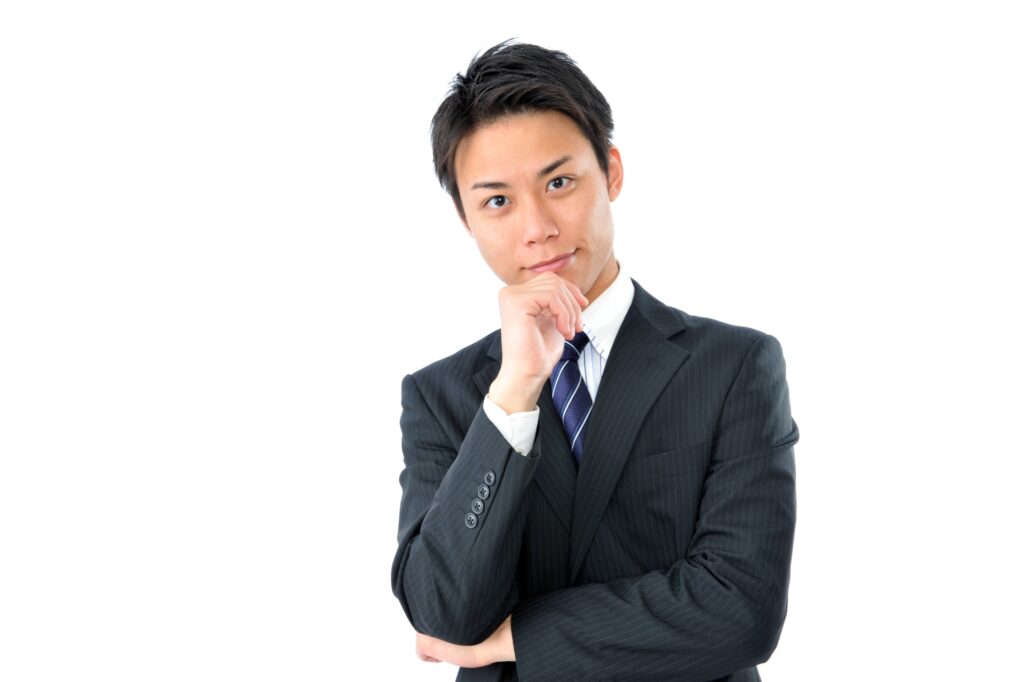 ちょつと考えている若いビジネスマン