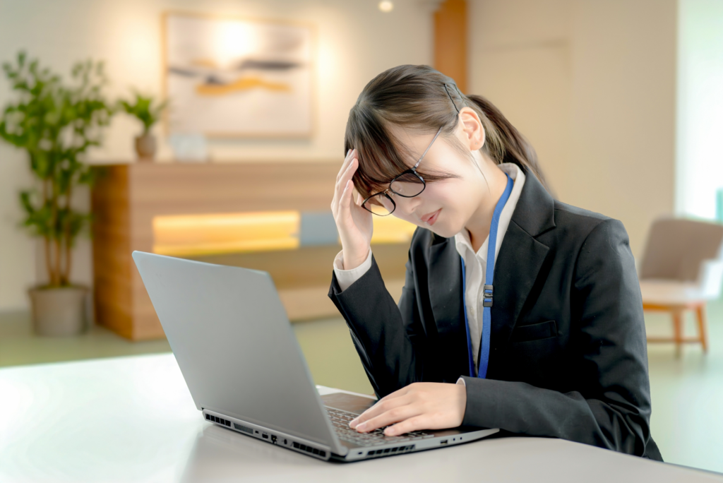 頭を抱えるビジネスウーマン