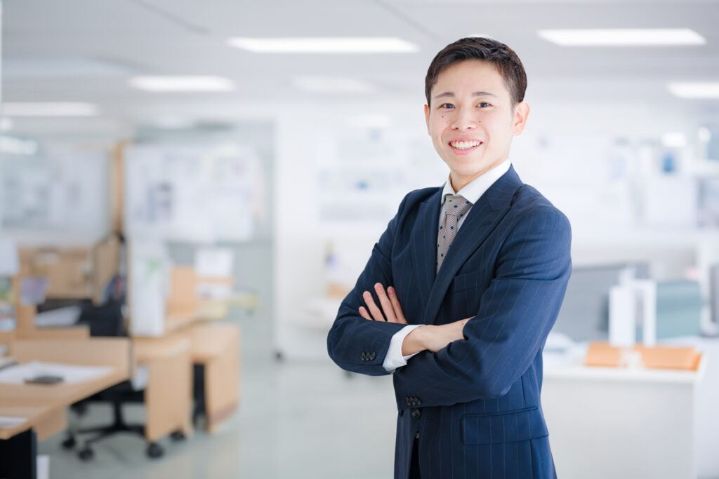 腕組みするビジネスマン