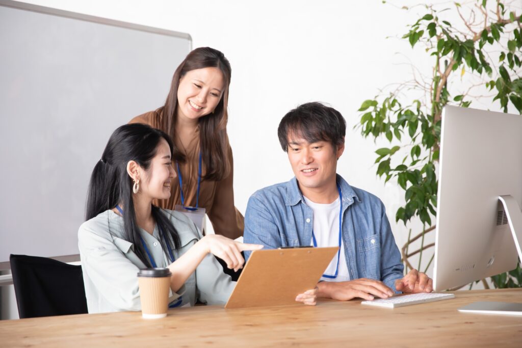 オフィスでミーティングする男女の会社員