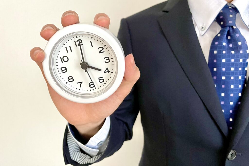ビジネスマンと時計 時間を守るイメージ