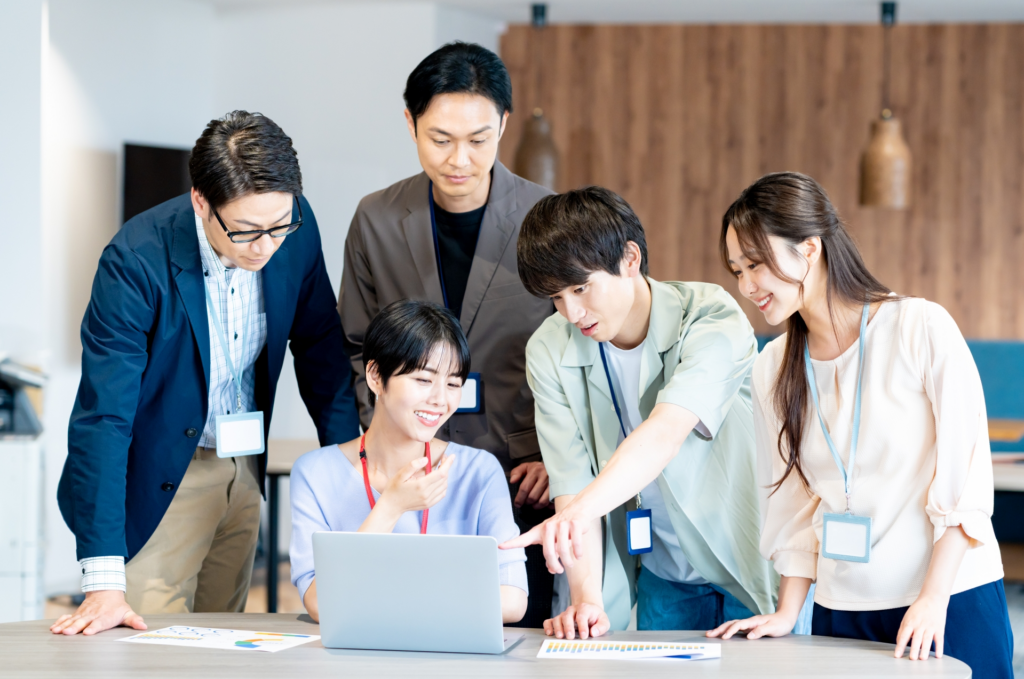 打ち合わせするビジネスパーソン