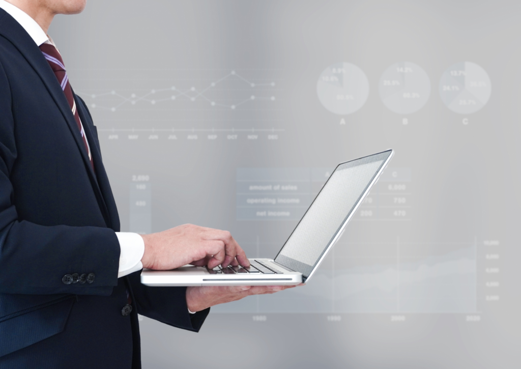 ビジネスマンのノートパソコンとグラフイメージ