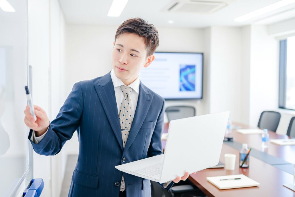 プレゼンするビジネスマン