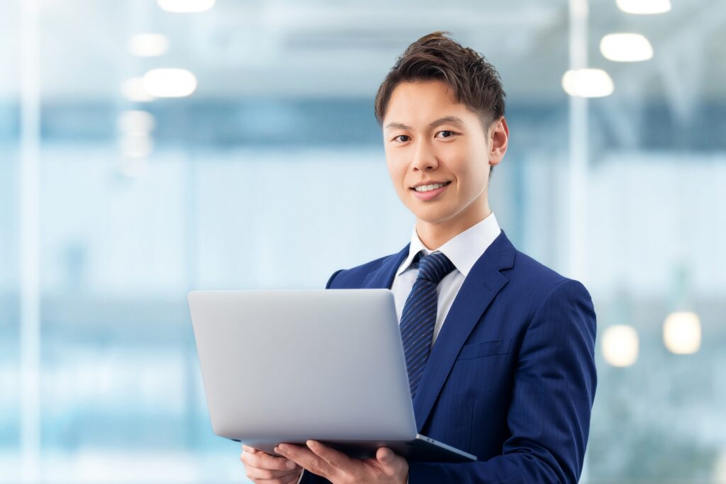 ノートパソコンを持つ男性ビジネスマン