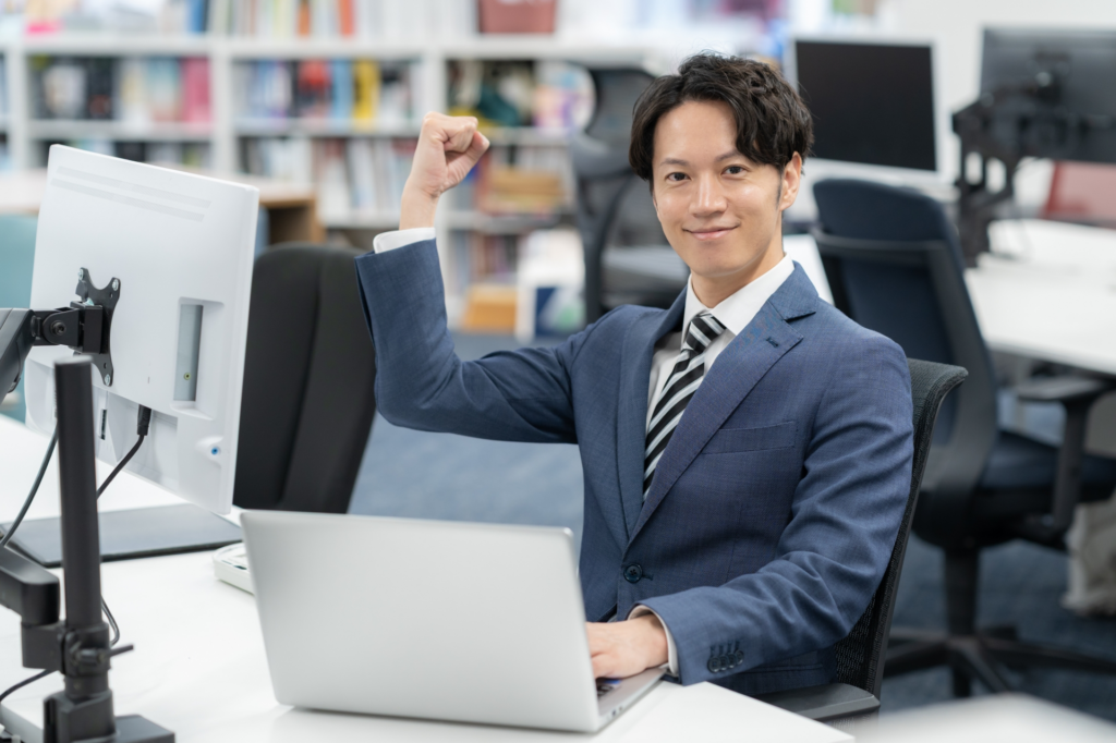 オフィスで仕事をする若いビジネスマン