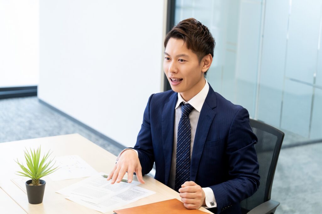 笑顔で対話をする男性ビジネスマン