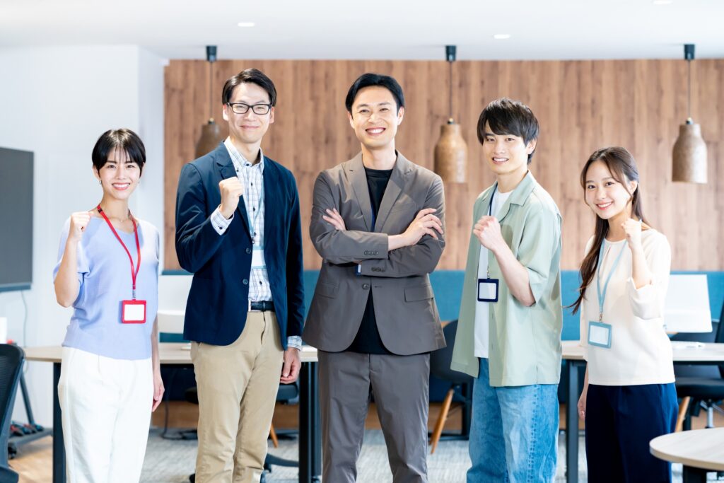 オフィスで働くビジネスパーソン