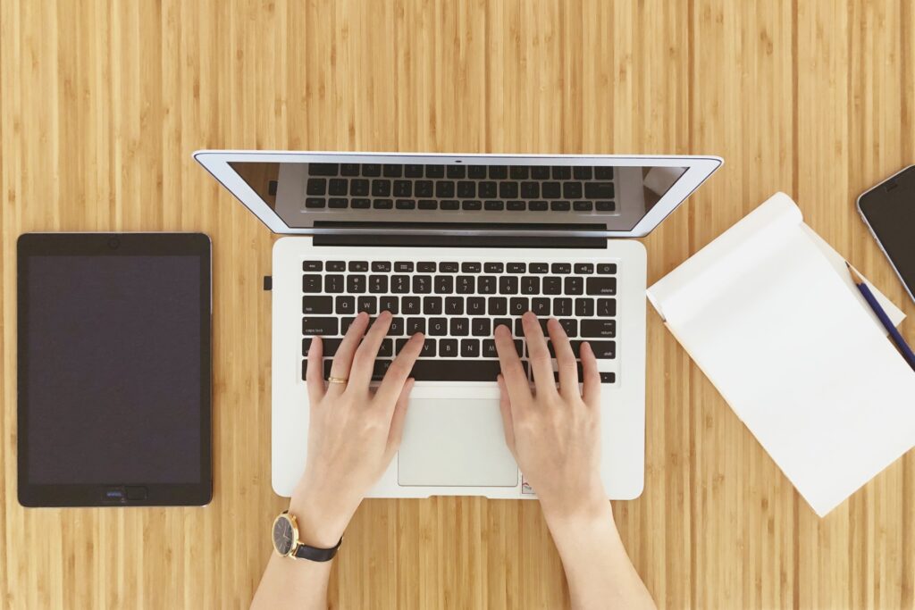 ノートパソコンで作業中の様子３