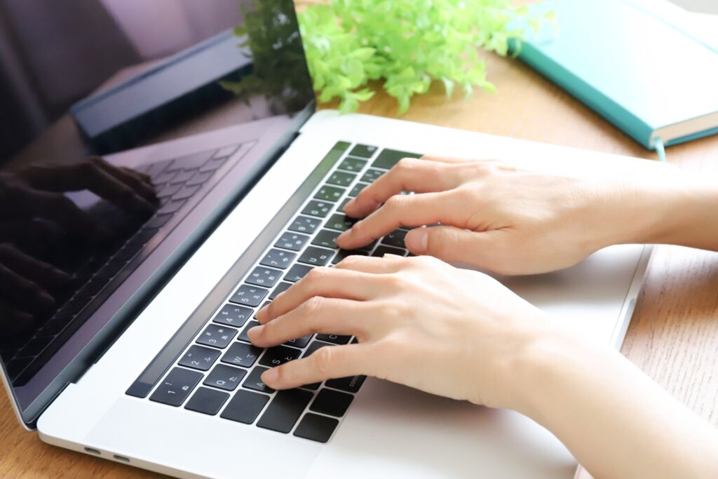 パソコンを操作する手元