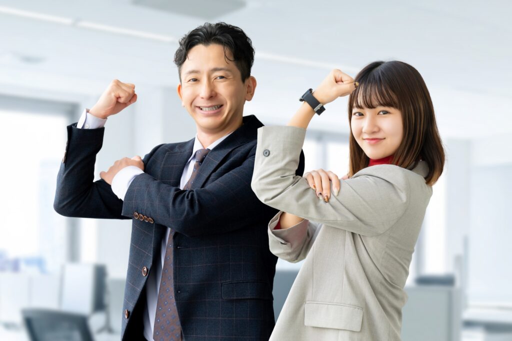 ガッツポーズをする笑顔のビジネスマン男女