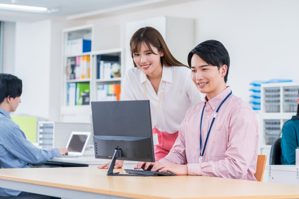 オフィスで働くビジネスマン