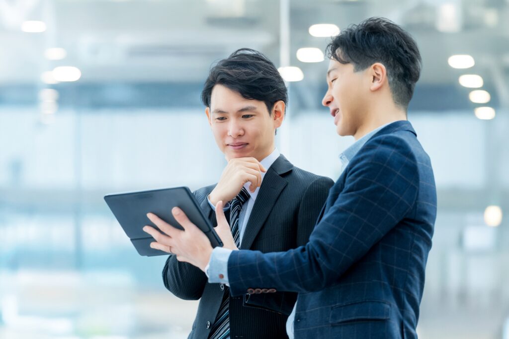 打ち合わせをする2人の男性ビジネスマン