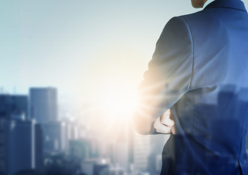 ビジネスマン後ろ姿と都市の光