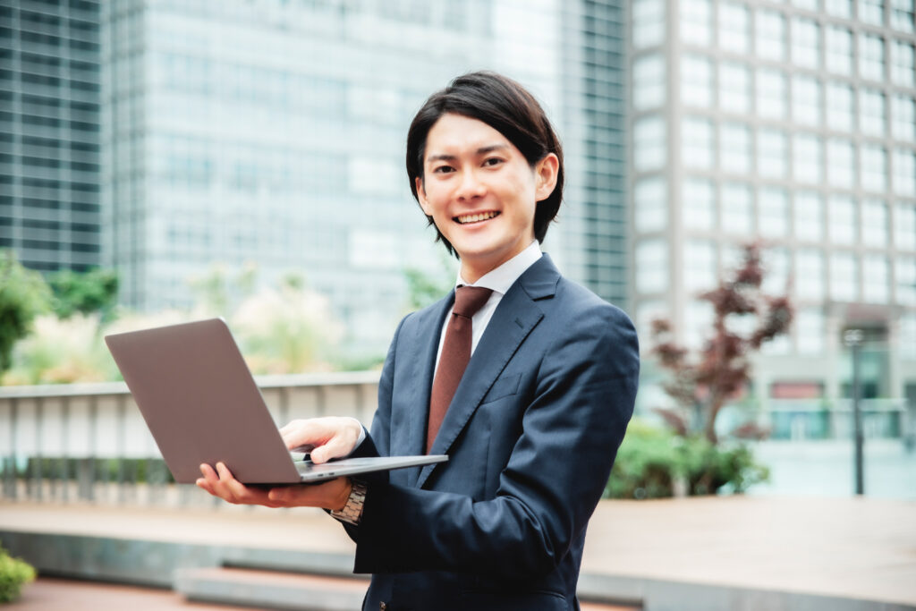 ノートパソコンを持つビジネスマン