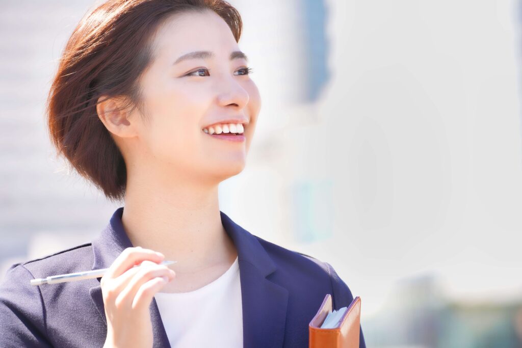 ペンを持つ笑顔の女性