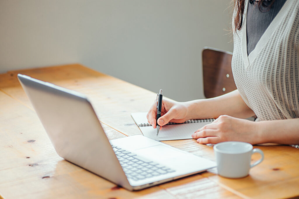 パソコンを使う女性